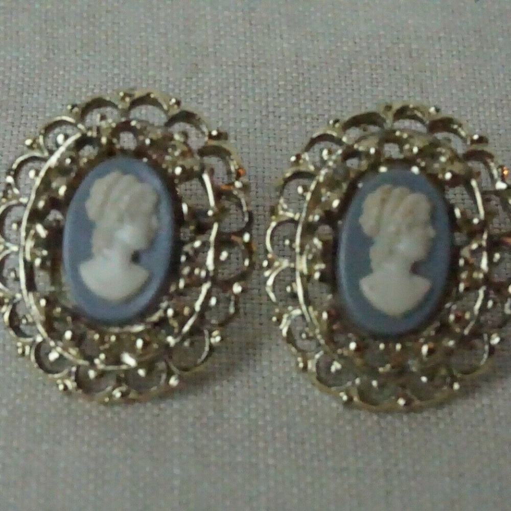 Vintage Cameo Clipon Earrings w ScrewBack 006